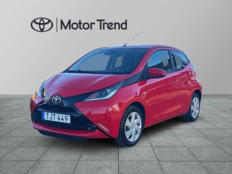 Röd Begagnad 2017 Toyota Aygo X-play Halvkombi | 79 000 kr (Lite dyr) - Bild 1/3