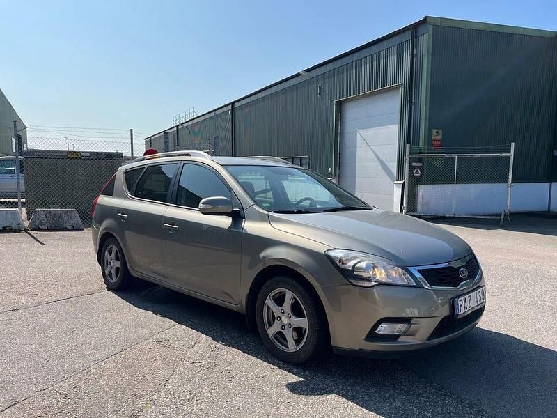 Begagnad Kia Ceed Sportswagon 128 HK (94 kW) 2011 Silver Kombi