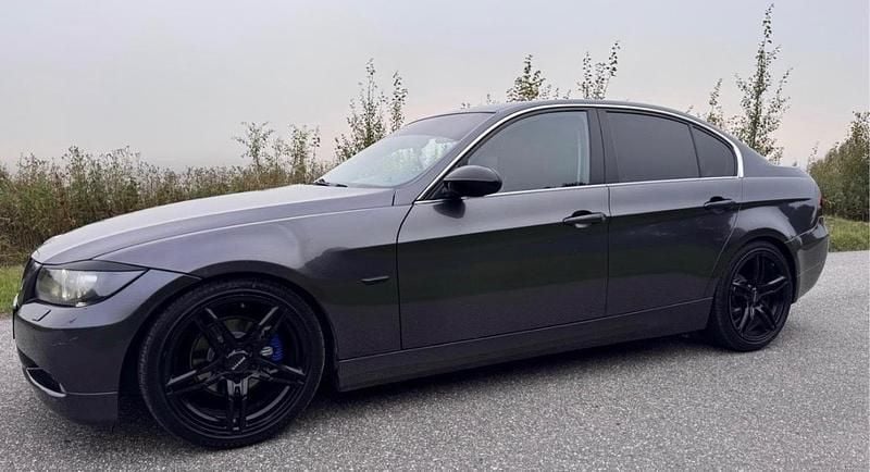 Grå Begagnad 2005 BMW 325 Advantage Sedan | 54 000 kr (Marknadspris) - Bild 1/4