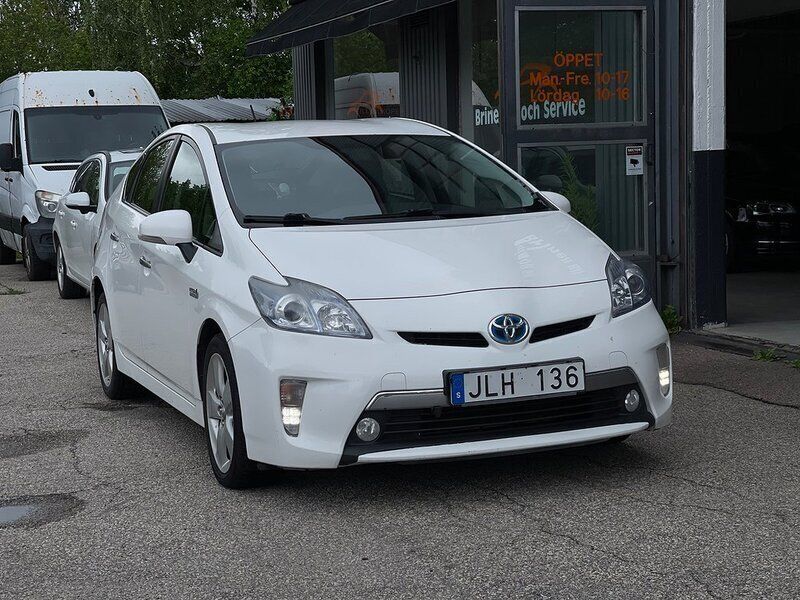 Vit Begagnad 2012 Toyota Prius Plug-in Hybrid Halvkombi | 109 900 kr (Marknadspris) - Bild 1/4