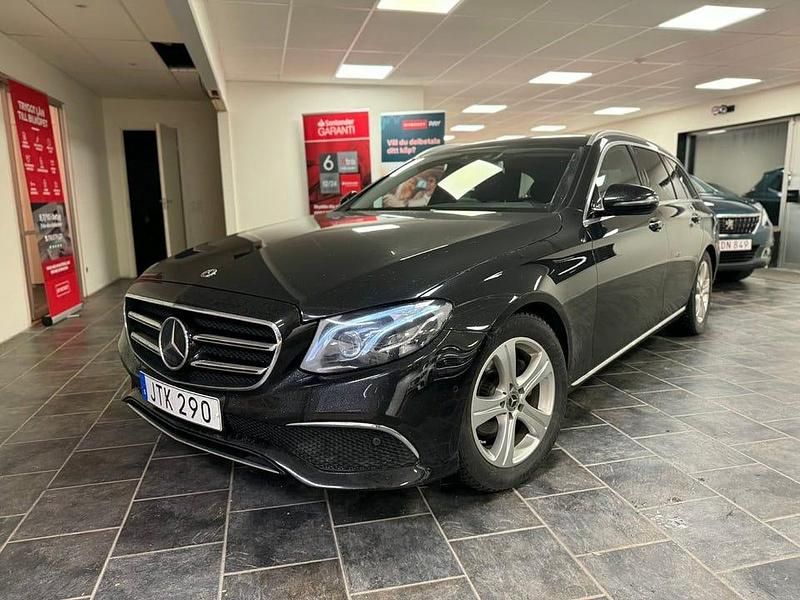 Svart Begagnad 2018 Mercedes E200 Kombi | 199 700 kr (Marknadspris) - Bild 1/4