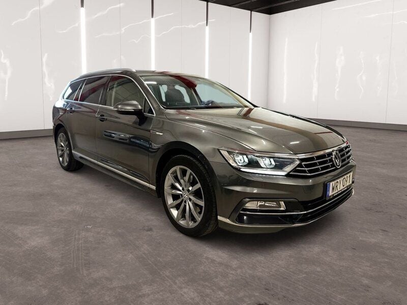Mörkgrå (grå) Begagnad 2017 VW Passat GT Kombi | 179 900 kr (Bra pris) - Bild 1/4