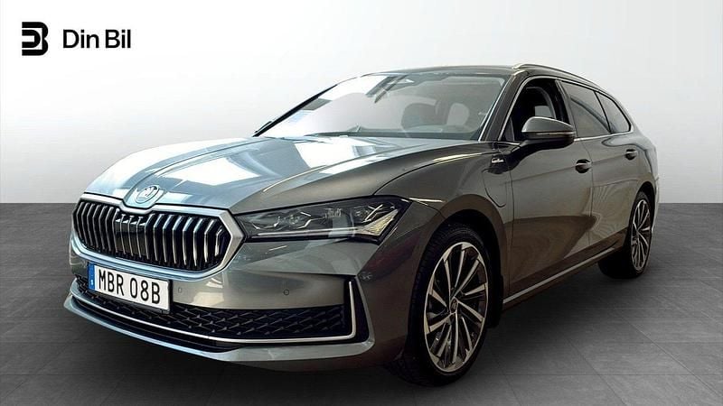 Grå Begagnad 2025 Skoda Superb LAURIN & KLEMENT Kombi | 484 900 kr (Dyr) - Bild 1/4