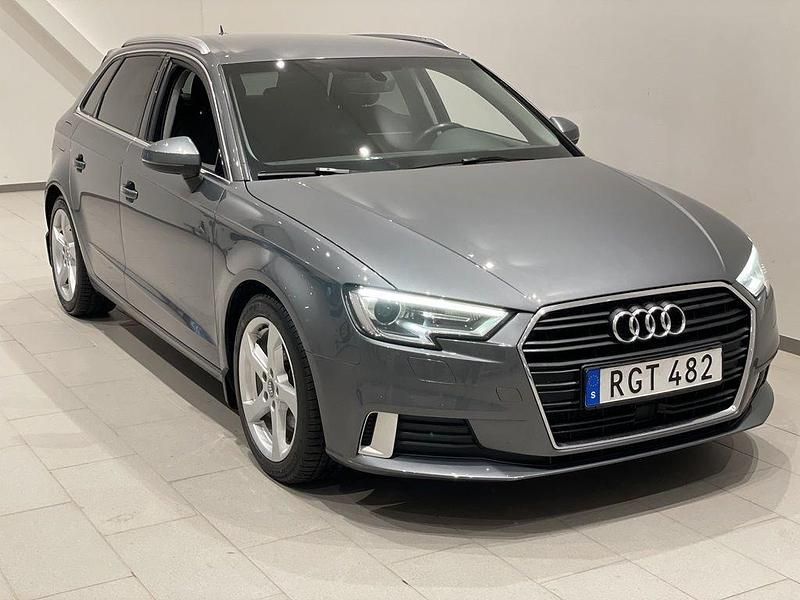 Grå Begagnad 2017 Audi A3 Sportback Sport Halvkombi | 169 900 kr (Marknadspris) - Bild 1/4