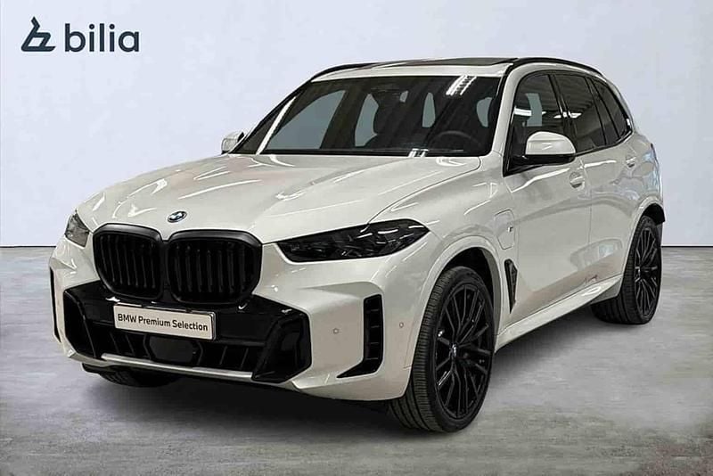 Vit Begagnad 2025 BMW X5 Comfort Edition SUV | 1 079 900 kr (Lite dyr) - Bild 1/1