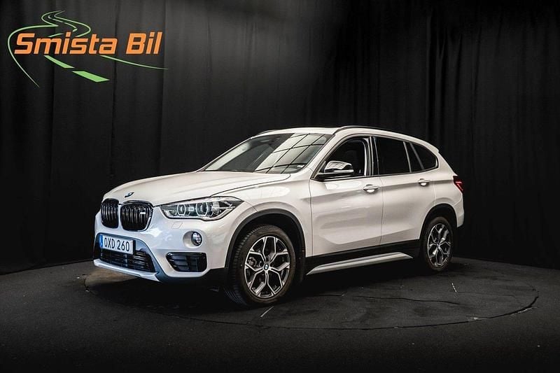 Vit Begagnad 2018 BMW X1 Sport Line SUV | 199 700 kr (Marknadspris) - Bild 1/3