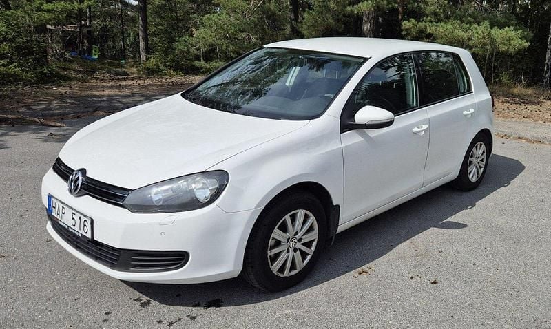 Vit Begagnad 2012 VW Golf VII Halvkombi | 55 000 kr (Superpris) - Bild 1/4
