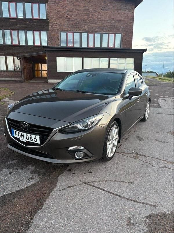 Brun Begagnad 2014 Mazda 3 Inclusive Halvkombi | 129 000 kr (Lite dyr) - Bild 1/4