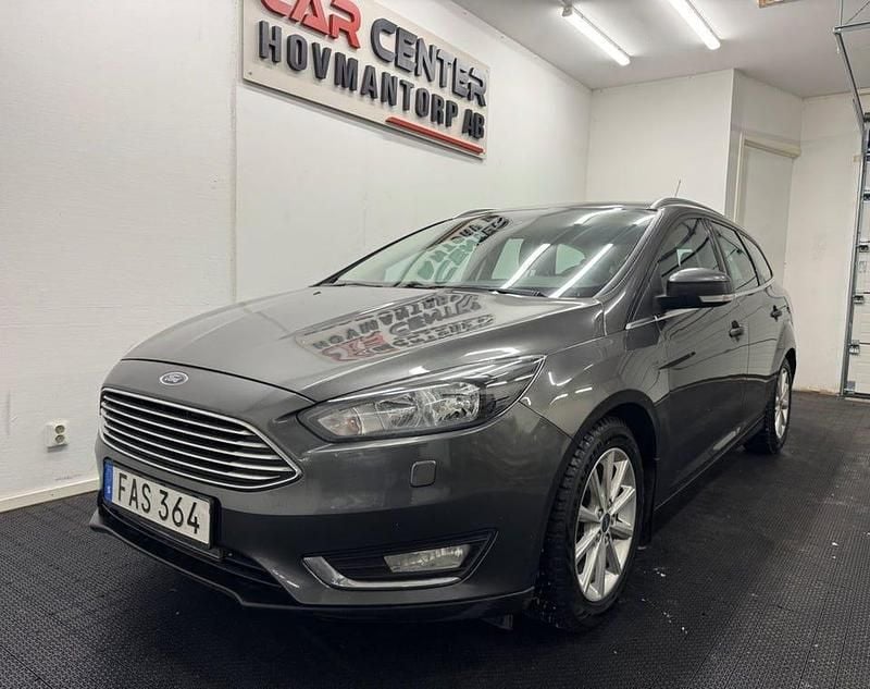 Grå Begagnad 2015 Ford Focus Titanium Kombi | 79 900 kr (Marknadspris) - Bild 1/4