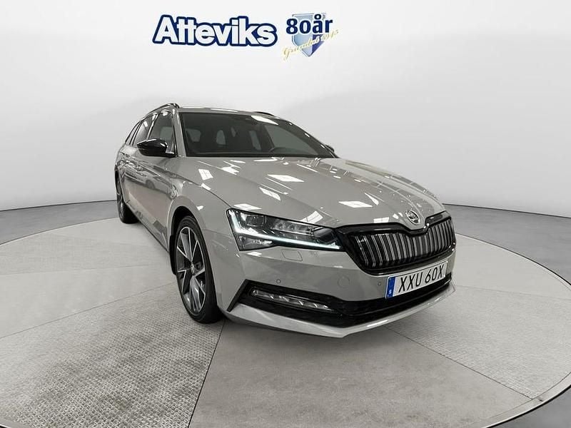 Grå Begagnad 2021 Skoda Superb SportLine Kombi | 289 900 kr (Marknadspris) - Bild 1/4