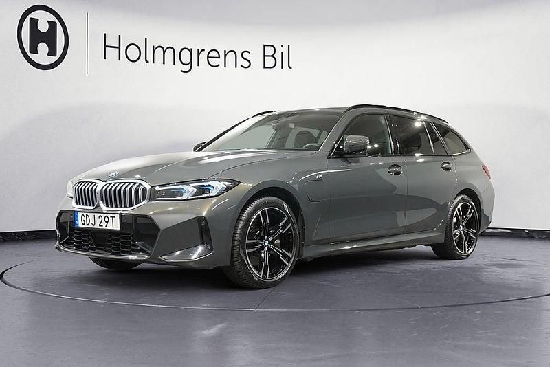 Grå Begagnad 2024 BMW 330e M Sport Kombi | 599 800 kr - Bild 1/4