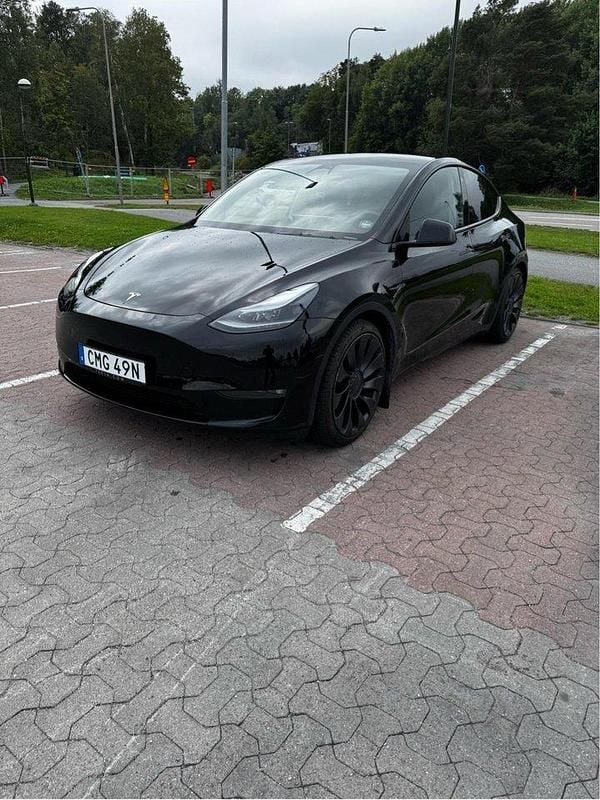 Svart Begagnad 2024 Tesla Model Y Performance SUV | 520 000 kr - Bild 1/4