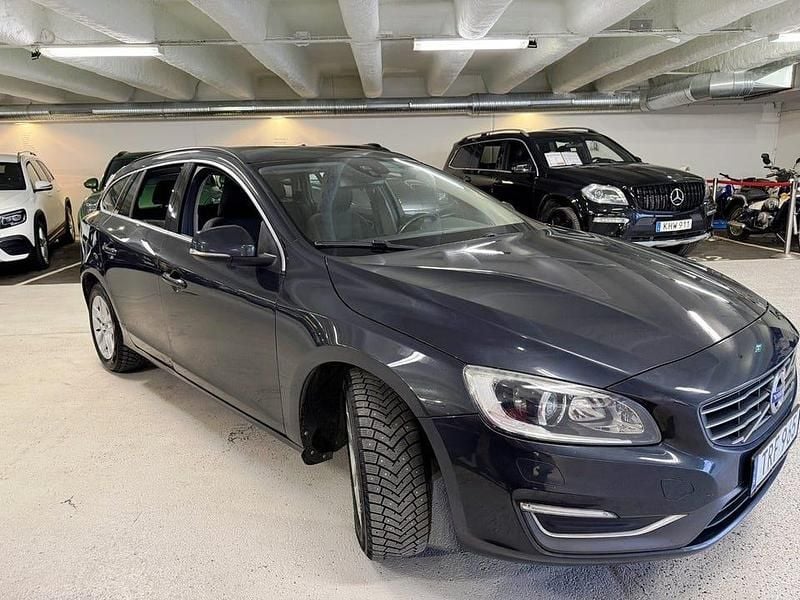 Gråmetallic Begagnad 2015 Volvo V60 Momentum Kombi | 69 900 kr (Marknadspris) - Bild 1/4