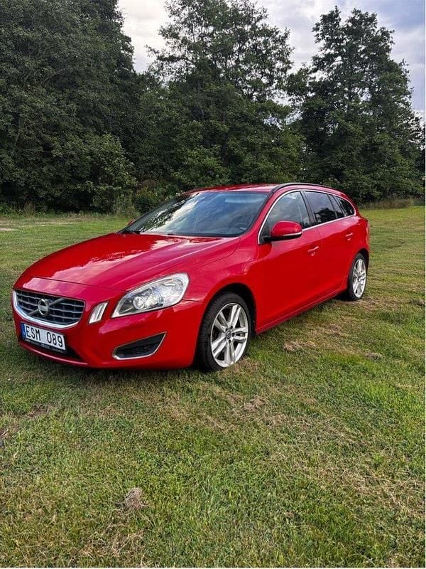 Röd Begagnad 2013 Volvo V60 Momentum Kombi | 80 000 kr (Bra pris) - Bild 1/4