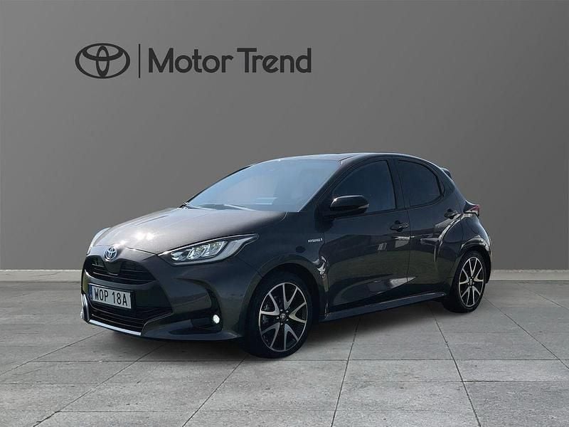 Mörkgrå (grå) Begagnad 2021 Toyota Yaris Hybrid Style Halvkombi | 199 500 kr (Marknadspris) - Bild 1/3