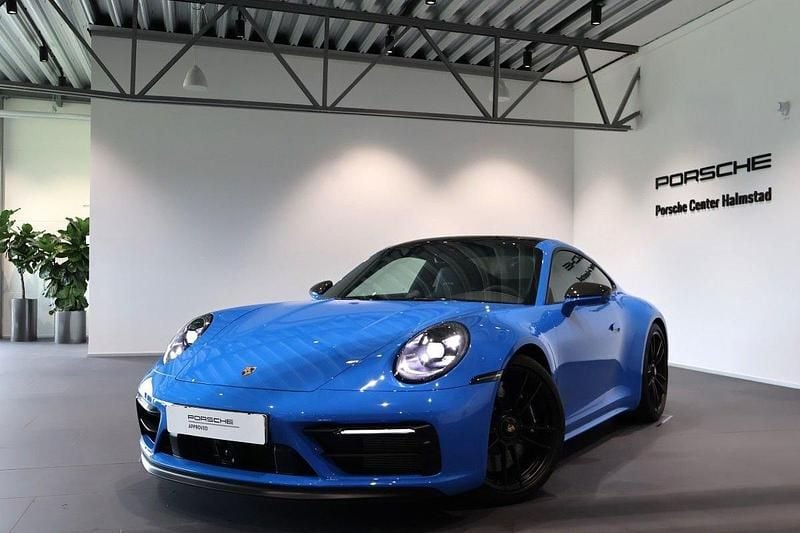 Blå (blue) Begagnad 2024 Porsche 911 Carrera 4 GTS Sportkupé | 1 895 000 kr (Lite dyr) - Bild 1/4