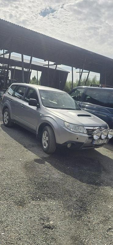 Silver Begagnad 2009 Subaru Forester SUV | 42 000 kr (Marknadspris) - Bild 1/1