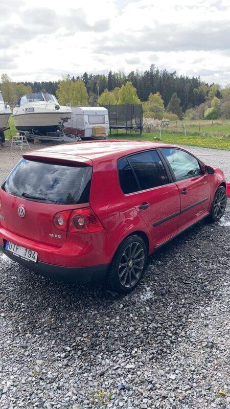 Röd Begagnad 2004 VW Golf IV Halvkombi | 34 900 kr (Lite dyr) - Bild 1/4