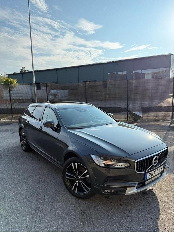 Grå Begagnad 2019 Volvo V90 CC Kombi | 310 000 kr (Marknadspris) - Bild 1/4