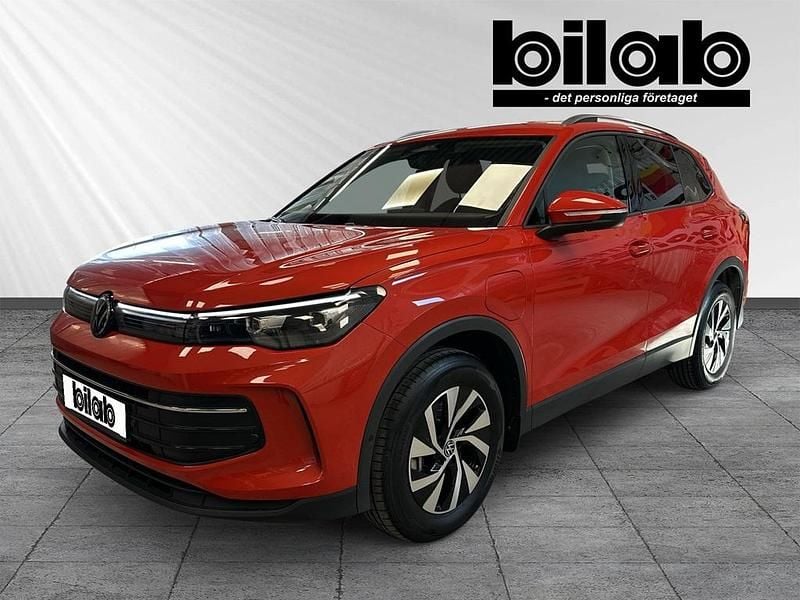 Röd Begagnad 2024 VW Tiguan Life SUV | 459 000 kr (Bra pris) - Bild 1/4