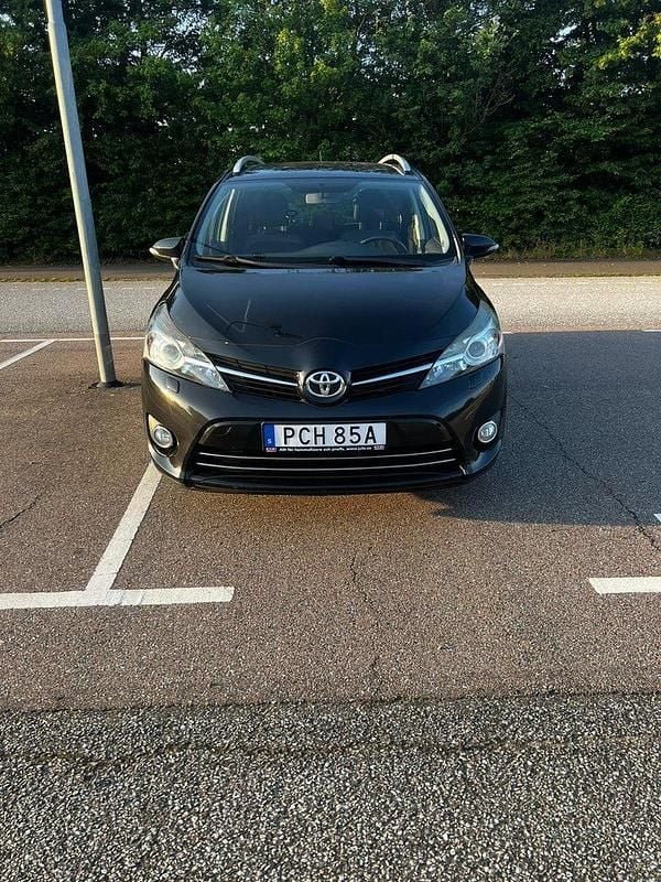 Svart Begagnad 2014 Toyota Verso Minibuss | 104 900 kr - Bild 1/4