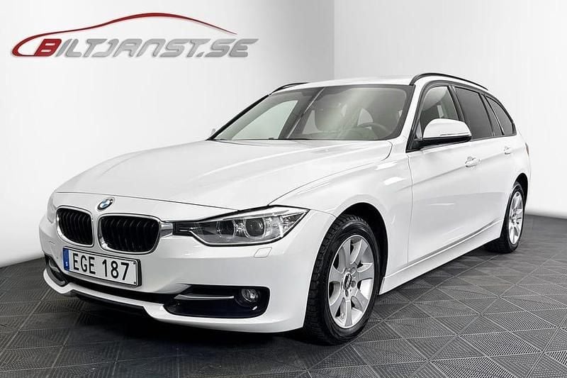 Vit Begagnad 2013 BMW 320 Sport Line Kombi | 134 900 kr (Bra pris) - Bild 1/4