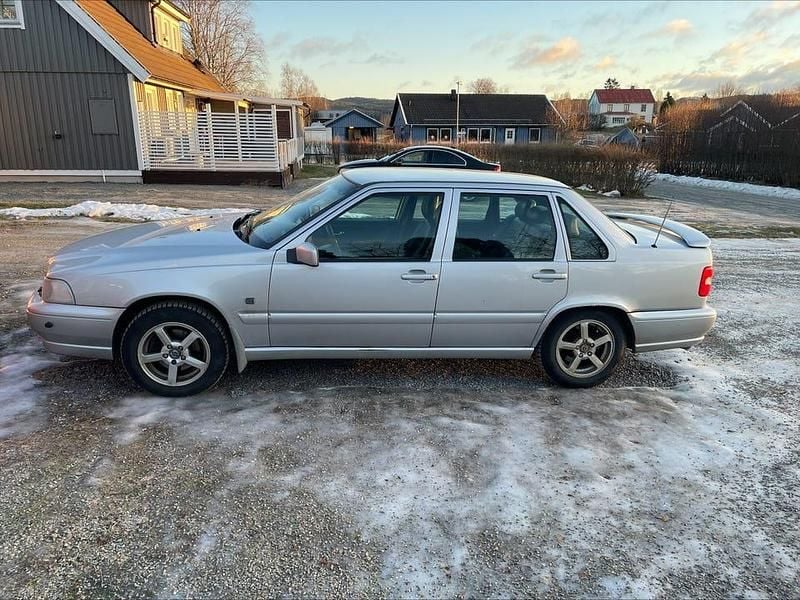 Metallic grå Begagnad 2000 Volvo S70 Sedan | 18 000 kr (Bra pris) - Bild 1/4