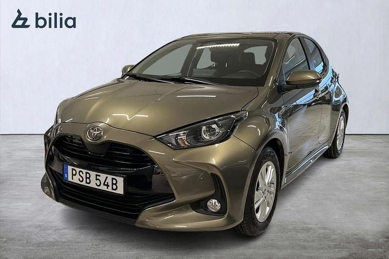 Grön Ny 2024 Toyota Yaris Hybrid Active Halvkombi | 259 900 kr (Marknadspris) - Bild 1/4