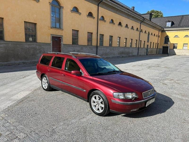 Röd Begagnad 2004 Volvo V70 Business Edition Kombi | 24 000 kr (Bra pris) - Bild 1/4