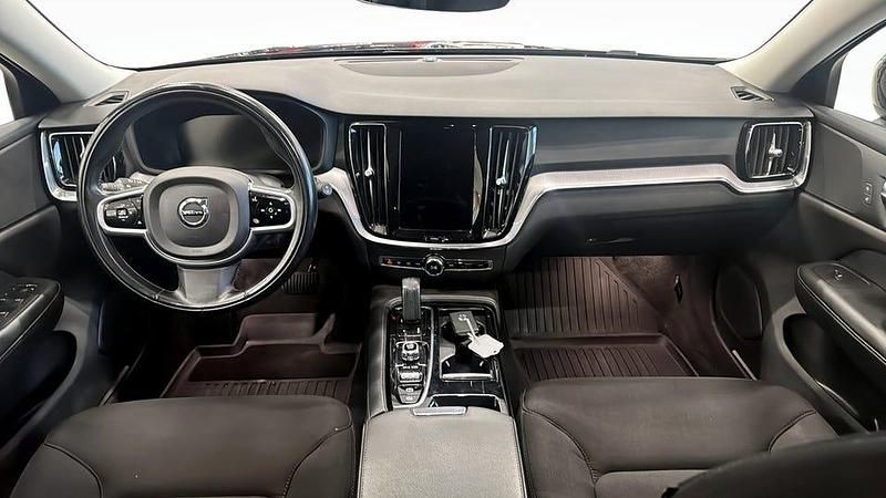 Begagnad Volvo V60 Momentum 253 HK (186 kW) 2020 Svart Kombi