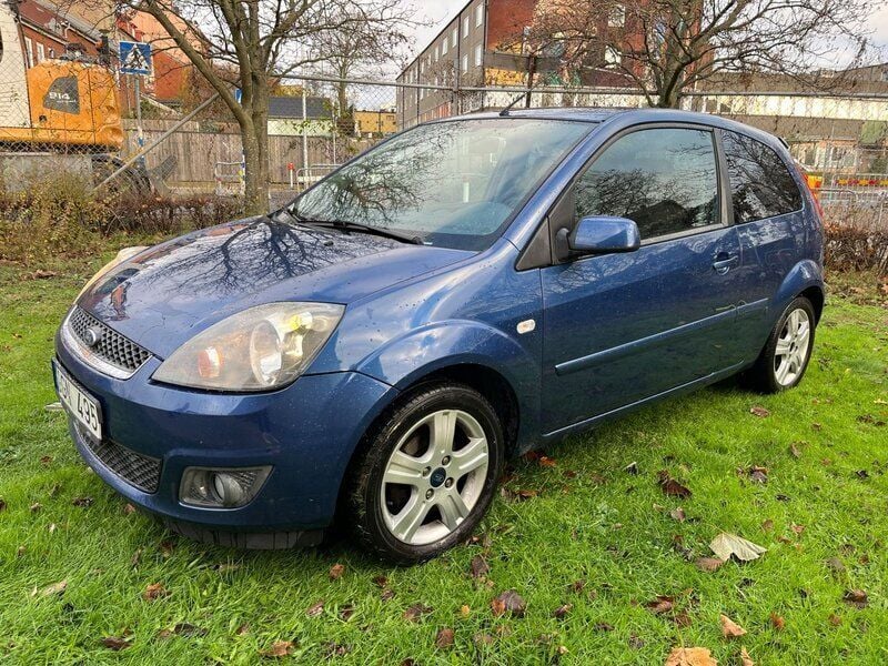 Blå Begagnad 2007 Ford Fiesta Halvkombi | 34 500 kr (Lite dyr) - Bild 1/4