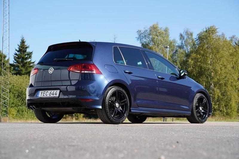 Blå Begagnad 2016 VW Golf VII R-line Halvkombi | 149 000 kr (Marknadspris) - Bild 1/4
