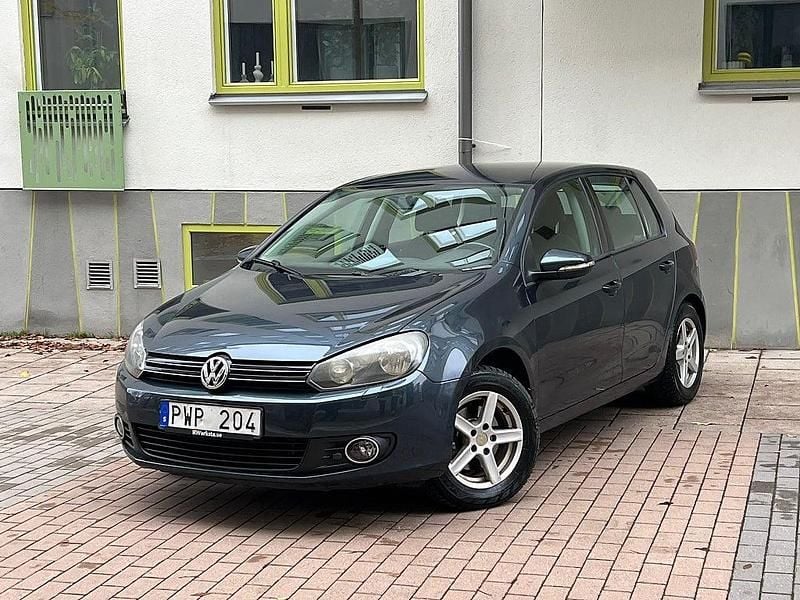 Mörkgrå Begagnad 2010 VW Golf VI Halvkombi | 43 500 kr (Marknadspris) - Bild 1/4