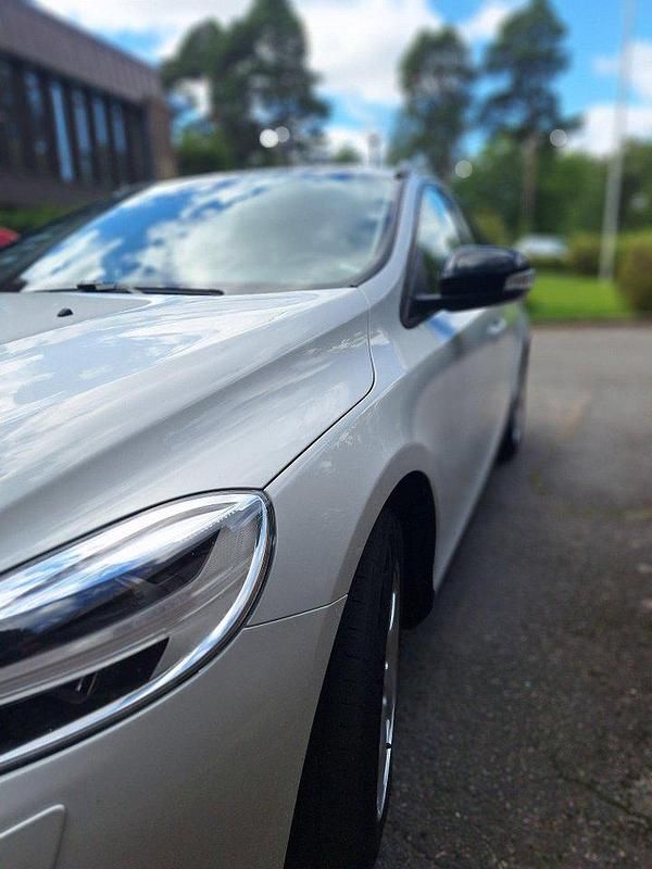 Vit Begagnad 2019 Volvo V40 CC Kinetic Kombi | 229 000 kr (Lite dyr) - Bild 1/3