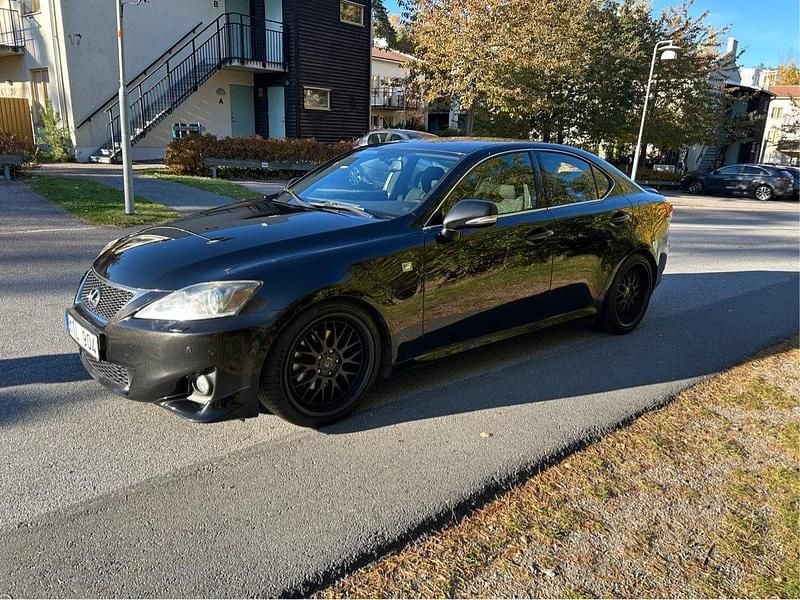 Svart Begagnad 2012 Lexus IS250 Sport Line Sedan | 114 900 kr (Marknadspris) - Bild 1/4