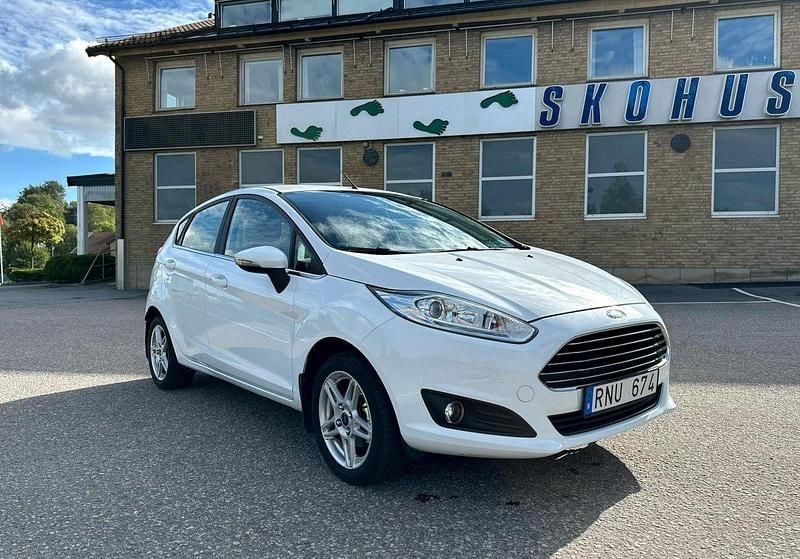 Vit Begagnad 2014 Ford Fiesta Halvkombi | 64 900 kr (Superpris) - Bild 1/4