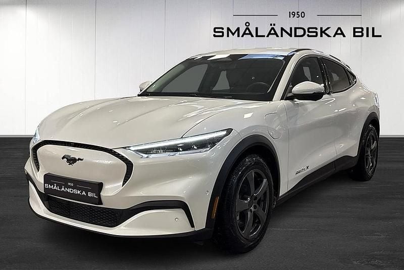 Vit Begagnad 2021 Ford Mustang Mach-E SUV | 339 000 kr (Marknadspris) - Bild 1/4