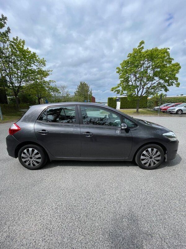 Grå Begagnad 2010 Toyota Auris Halvkombi | 73 000 kr (Bra pris) - Bild 1/4