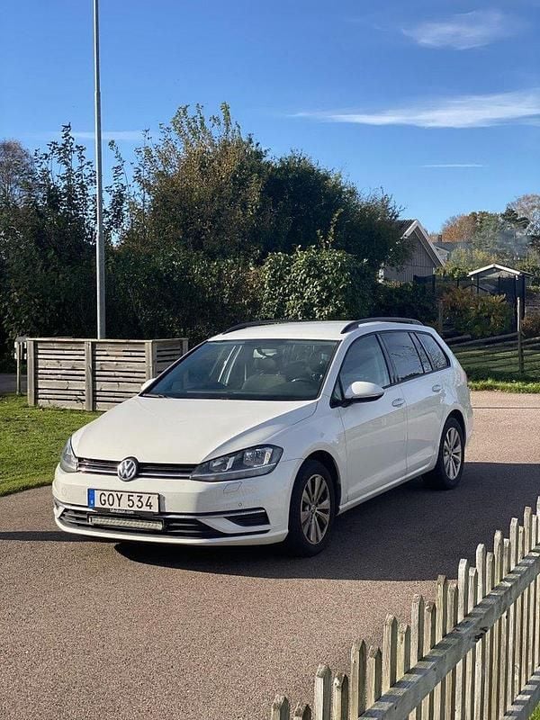 Vit Begagnad 2018 VW Golf VII Kombi | 149 000 kr (Marknadspris) - Bild 1/4