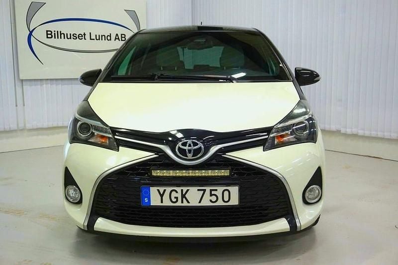 Begagnad Toyota Yaris Active 99 HK (72 kW) 2016 Vit Halvkombi