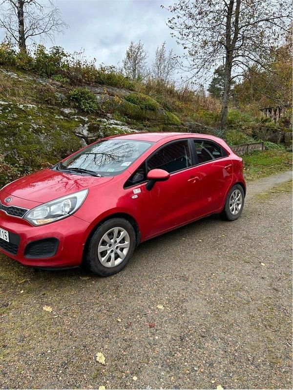 Röd Begagnad 2012 Kia Rio Halvkombi | 30 000 kr - Bild 1/4