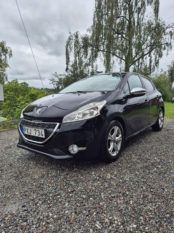 Svart Begagnad 2013 Peugeot 208 Halvkombi | 56 000 kr (Marknadspris) - Bild 1/4