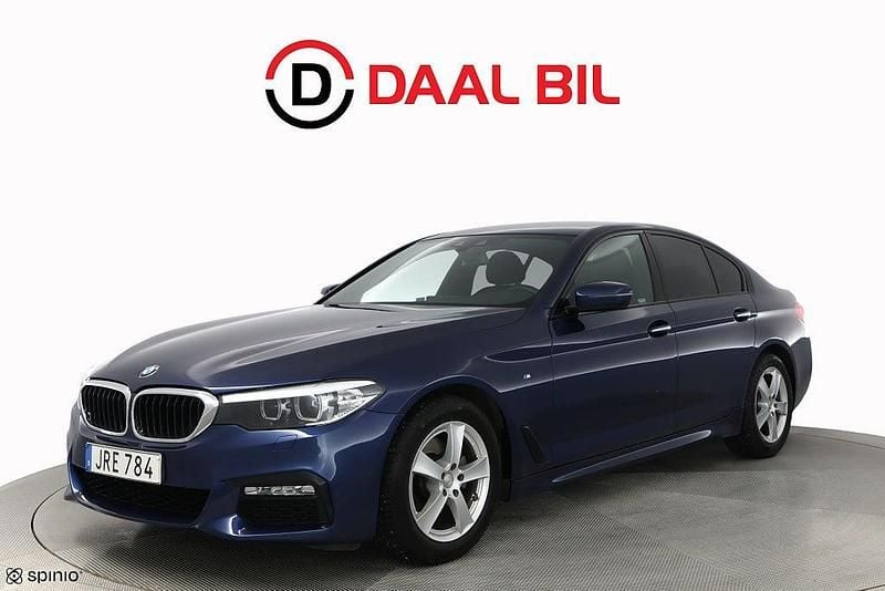 Blå Begagnad 2018 BMW 520 M Sport Sedan | 299 700 kr (Marknadspris) - Bild 1/4
