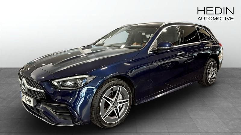 Mörkblå (blue) Begagnad 2022 Mercedes C300e AMG Kombi | 364 900 kr (Dyr) - Bild 1/4