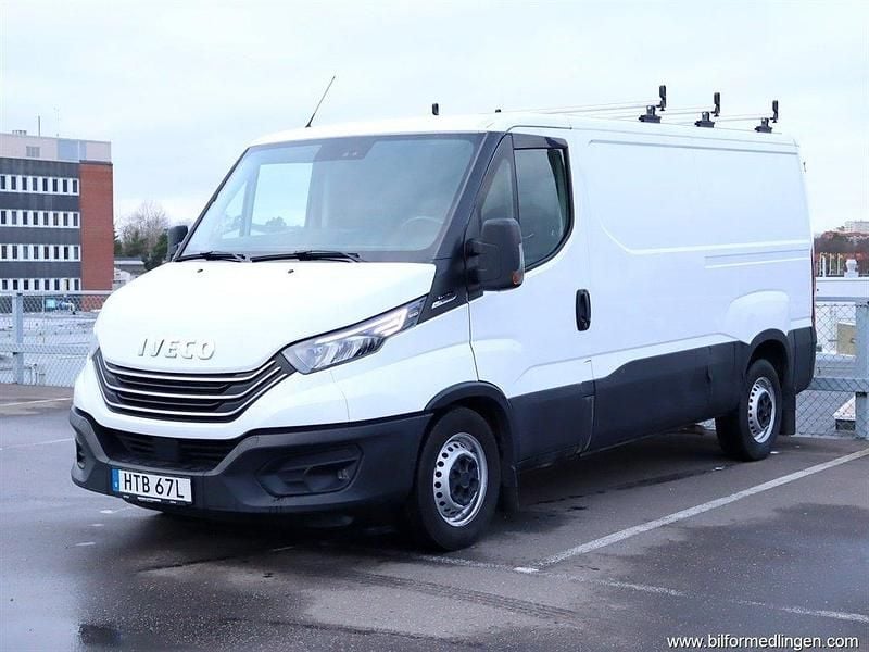 Vit svart Begagnad 2022 Iveco Daily Van | 299 500 kr (Superpris) - Bild 1/4