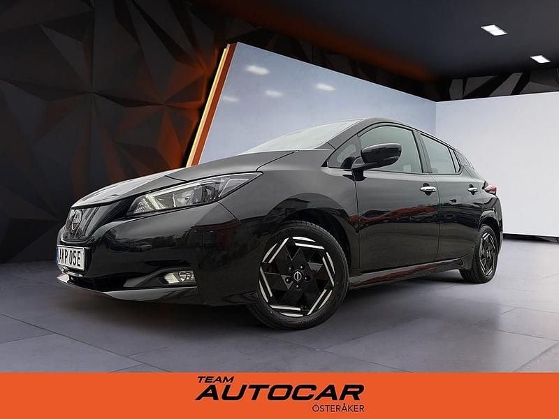 Svart Begagnad 2022 Nissan Leaf Acenta Halvkombi | 169 900 kr (Marknadspris) - Bild 1/4