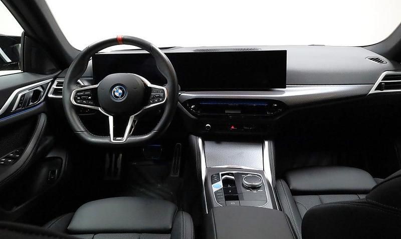 Begagnad BMW i4 Comfort Edition 442 kW (601 HK) 2024 Black sapphire metallic Sedan
