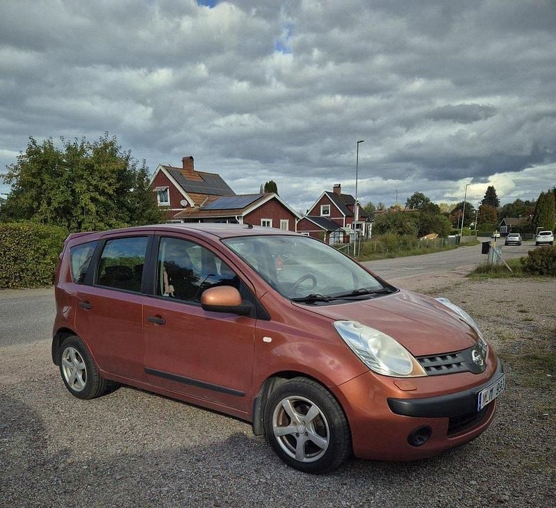 Orange Begagnad 2006 Nissan Note Minibuss | 19 000 kr (Lite dyr) - Bild 1/4