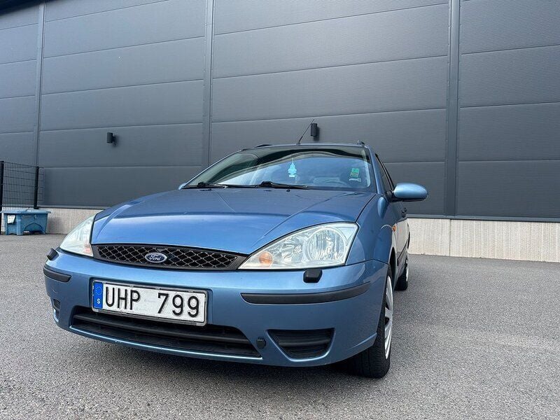 Blå Begagnad 2003 Ford Focus Ghia Kombi | 17 900 kr (Marknadspris) - Bild 1/4