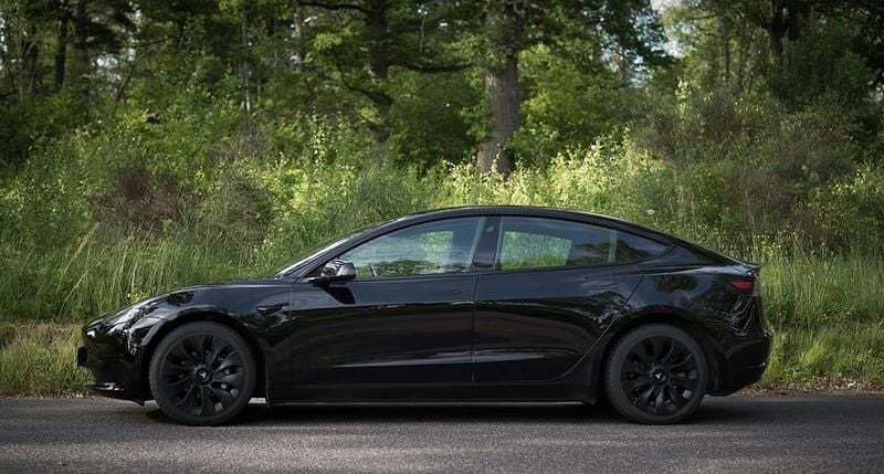 Begagnad Tesla Model 3 Standard Range 208 kW (283 HK) 2022 Solid svart Sedan